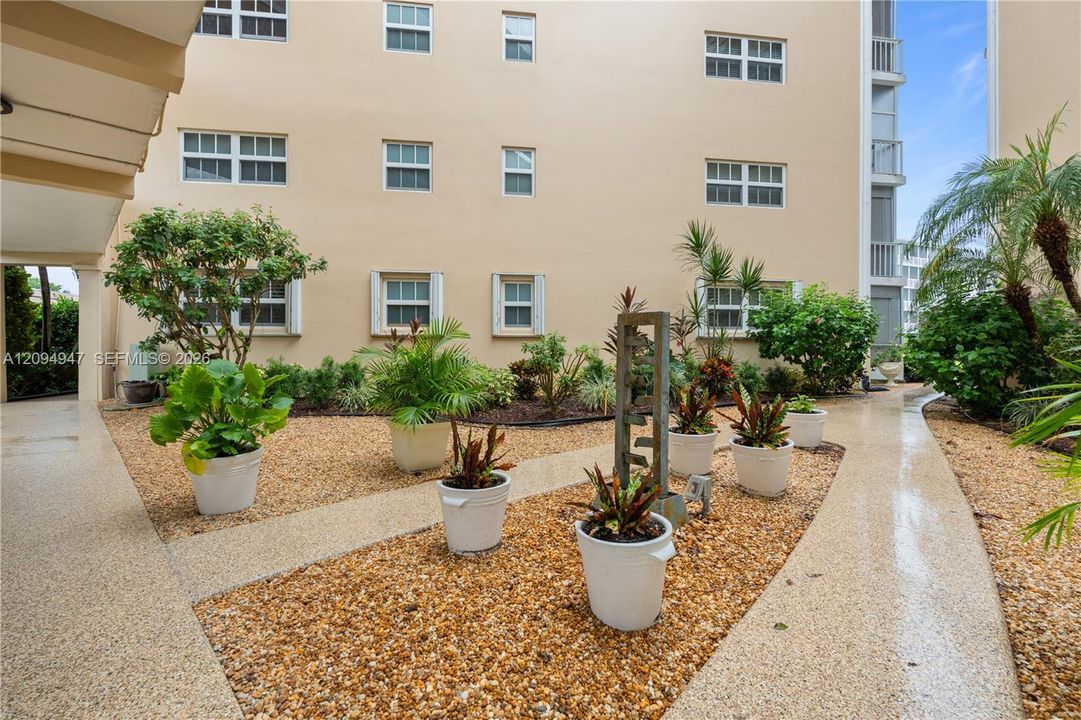 For Sale: $345,000 (3 beds, 2 baths, 1711 Square Feet)