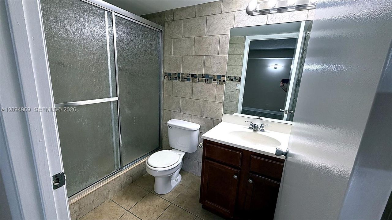 For Rent: $2,000 (2 beds, 2 baths, 984 Square Feet)