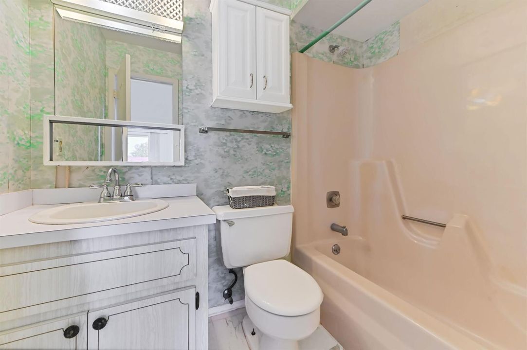 15 Bathroom 02
