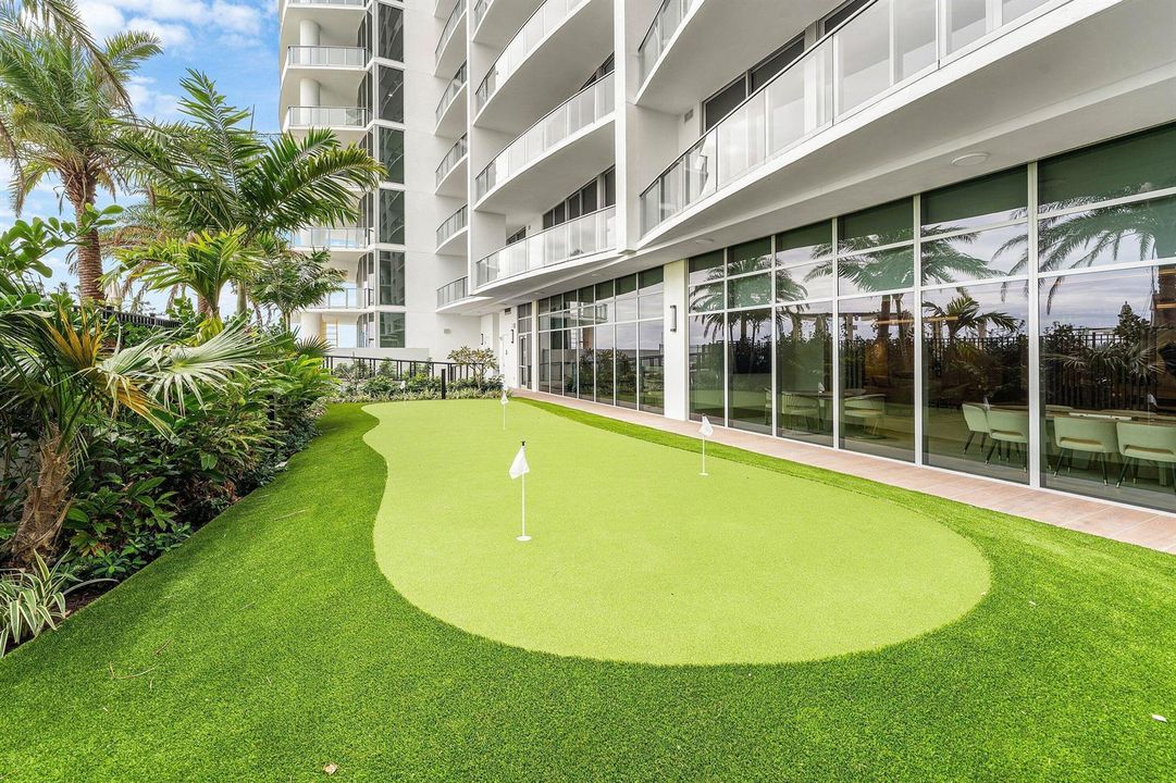 PUTTING GREEN