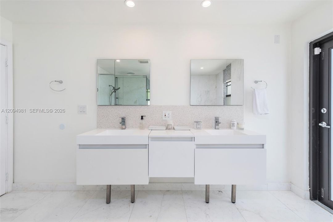 For Rent: $8,500 (5 beds, 4 baths, 2335 Square Feet)