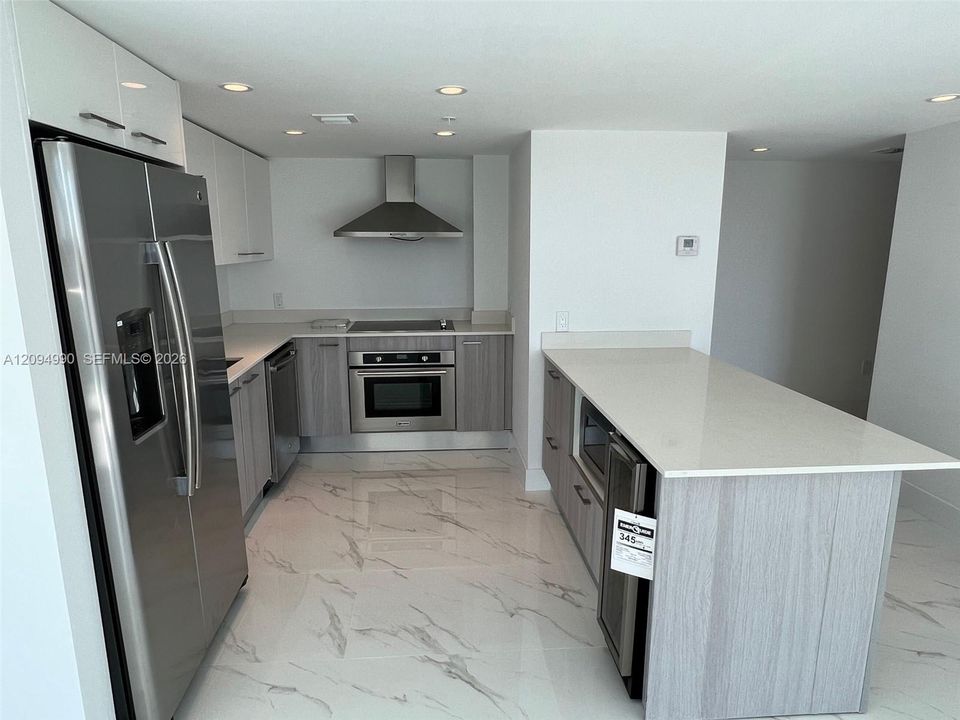 For Rent: $4,200 (1 beds, 2 baths, 1075 Square Feet)