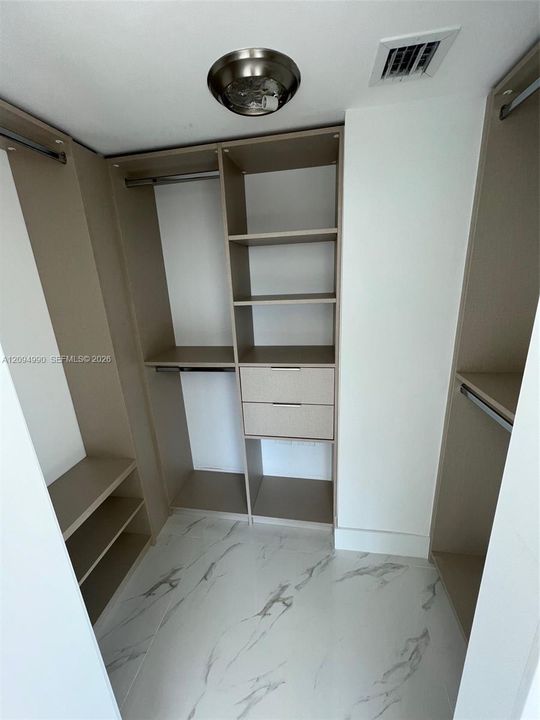 For Rent: $4,200 (1 beds, 2 baths, 1075 Square Feet)