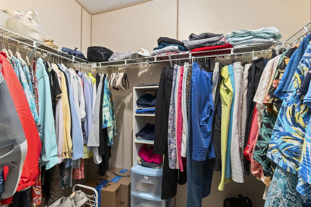 WALK-IN CLOSET