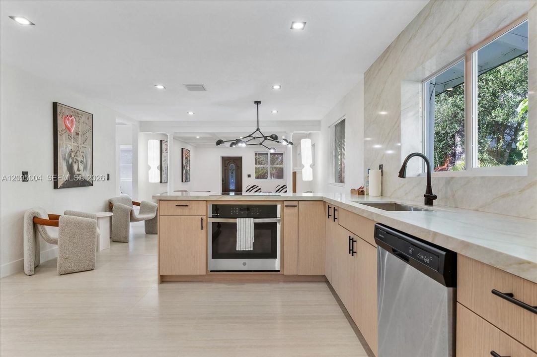 For Rent: $13,000 (6 beds, 4 baths, 2343 Square Feet)