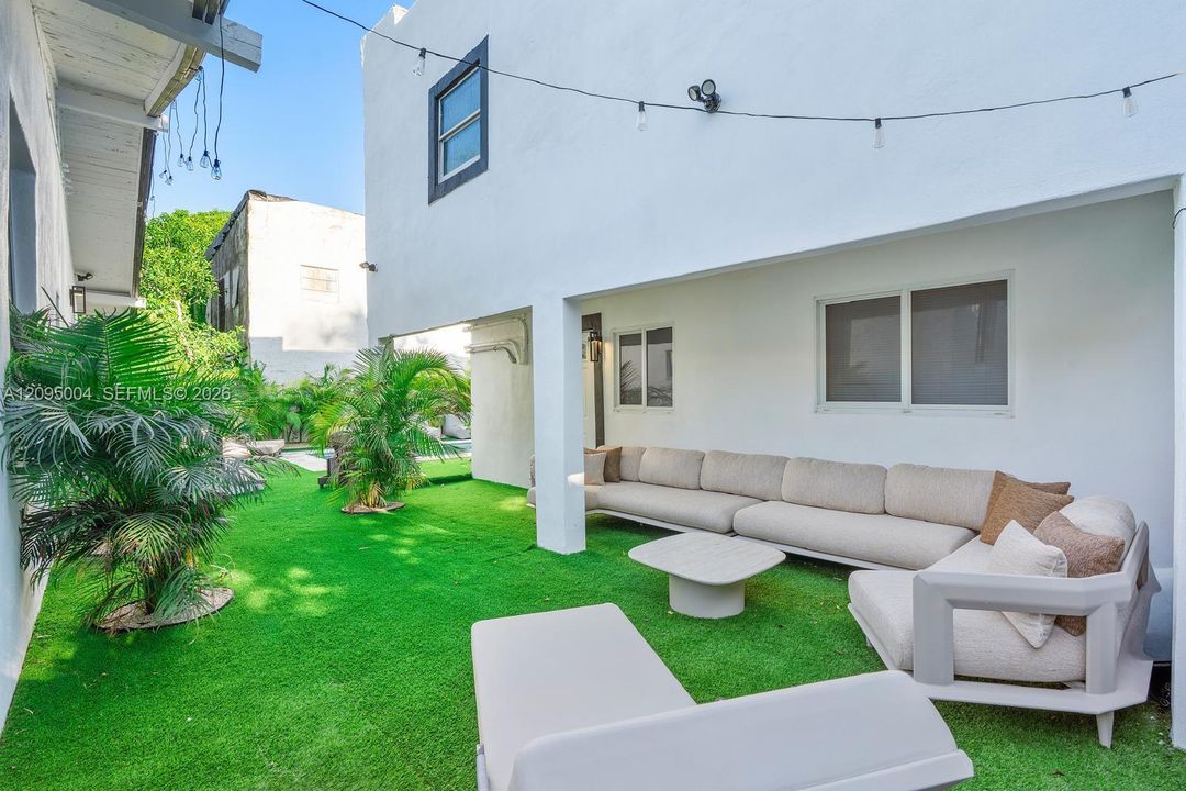 For Rent: $13,000 (6 beds, 4 baths, 2343 Square Feet)