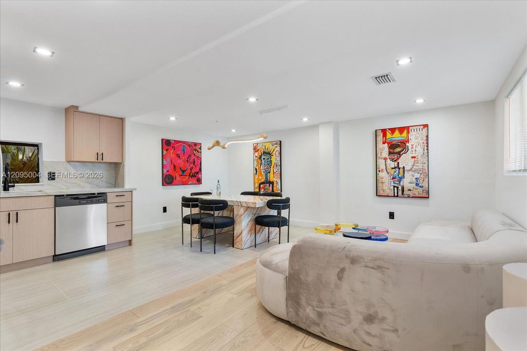 For Rent: $13,000 (6 beds, 4 baths, 2343 Square Feet)