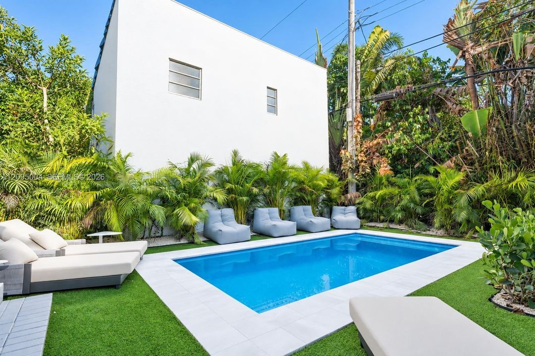 For Rent: $13,000 (6 beds, 4 baths, 2343 Square Feet)