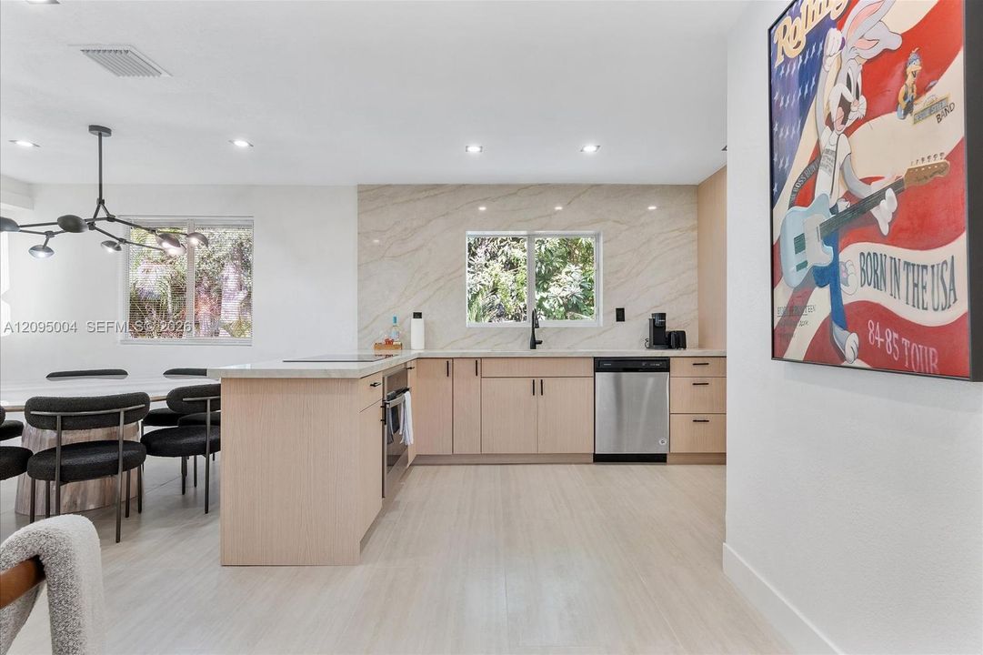 For Rent: $13,000 (6 beds, 4 baths, 2343 Square Feet)
