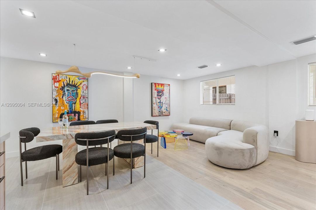 For Rent: $13,000 (6 beds, 4 baths, 2343 Square Feet)