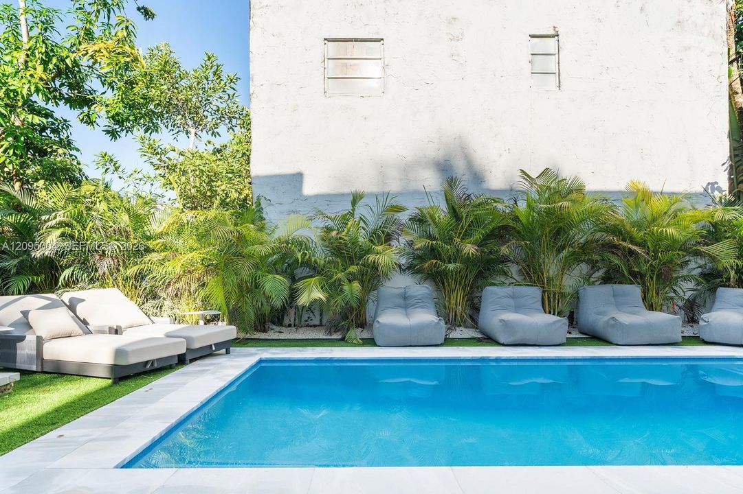 For Rent: $13,000 (6 beds, 4 baths, 2343 Square Feet)