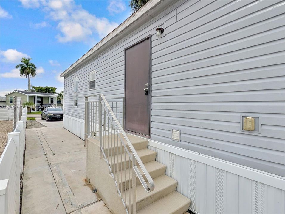 For Sale: $174,000 (3 beds, 2 baths, 722 Square Feet)
