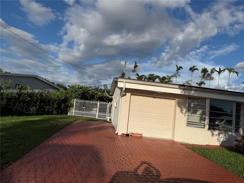 For Sale: $700,000 (3 beds, 2 baths, 1500 Square Feet)