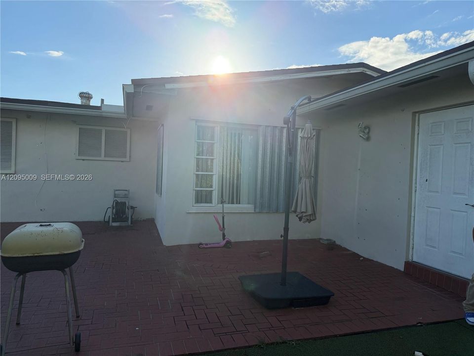 For Sale: $700,000 (3 beds, 2 baths, 1500 Square Feet)