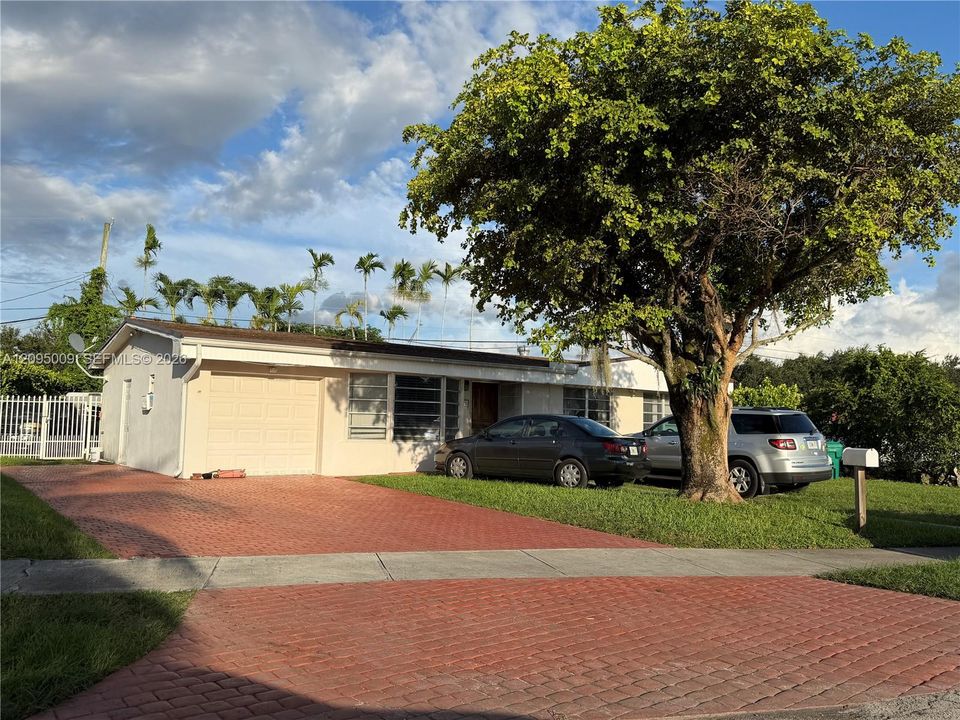 For Sale: $700,000 (3 beds, 2 baths, 1500 Square Feet)