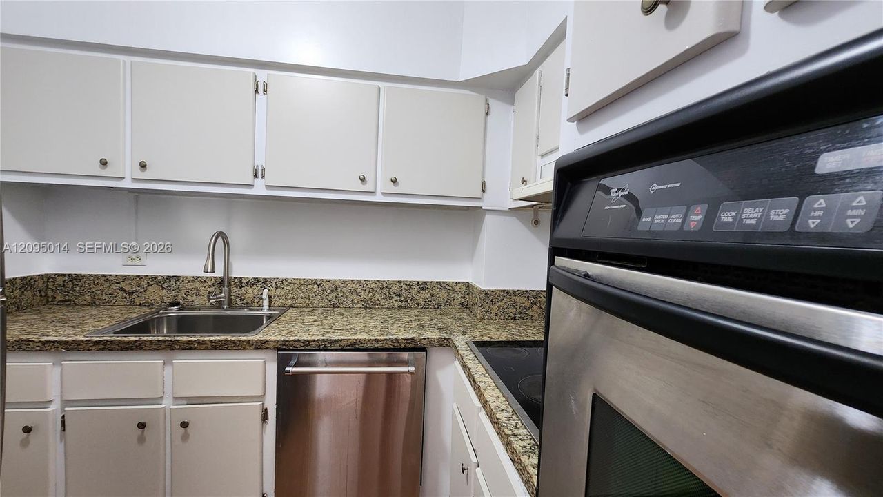 For Rent: $2,250 (1 beds, 1 baths, 750 Square Feet)