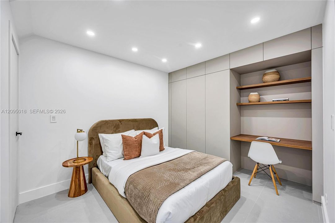 For Sale: $1,225,000 (3 beds, 2 baths, 2470 Square Feet)
