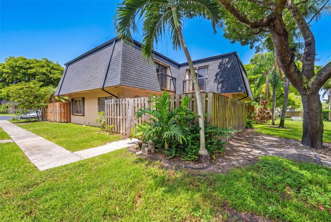 For Sale: $370,000 (2 beds, 2 baths, 1302 Square Feet)