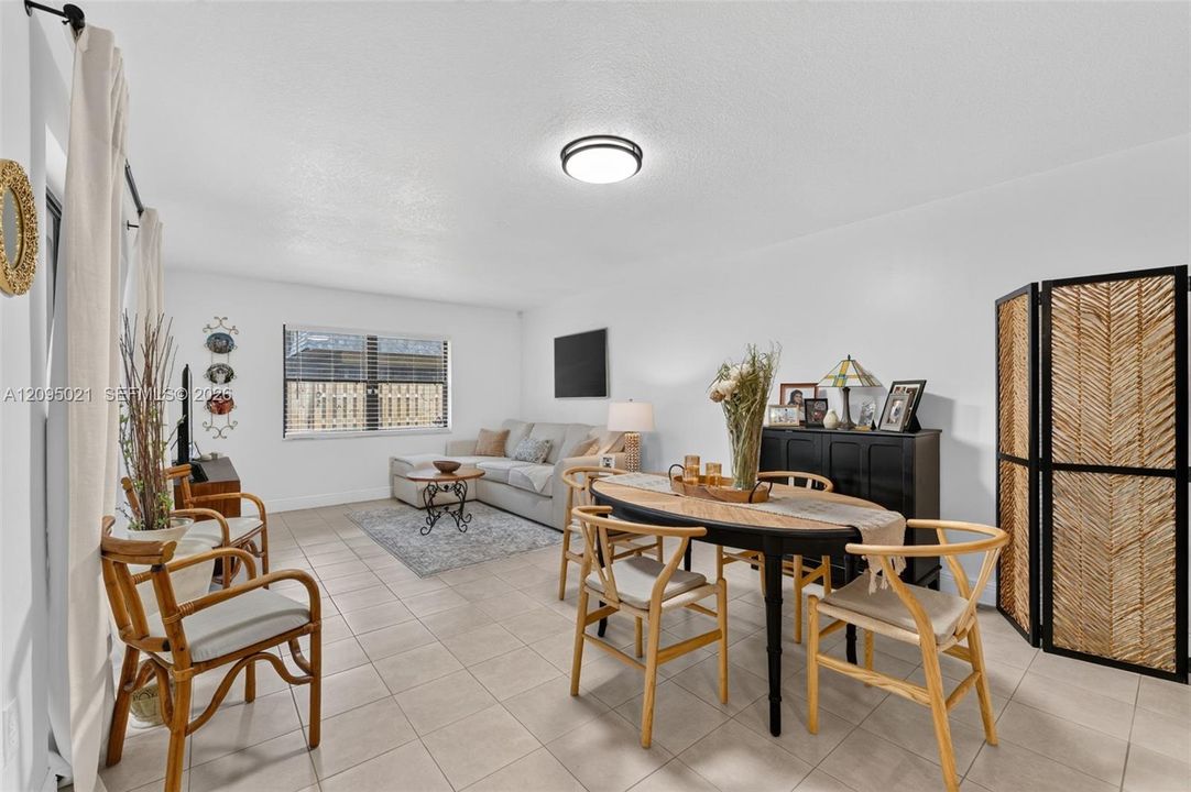 For Sale: $370,000 (2 beds, 2 baths, 1302 Square Feet)