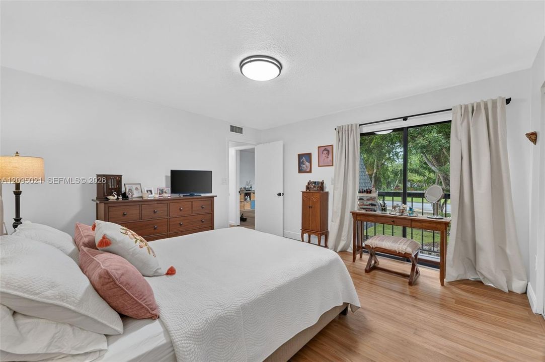 For Sale: $370,000 (2 beds, 2 baths, 1302 Square Feet)