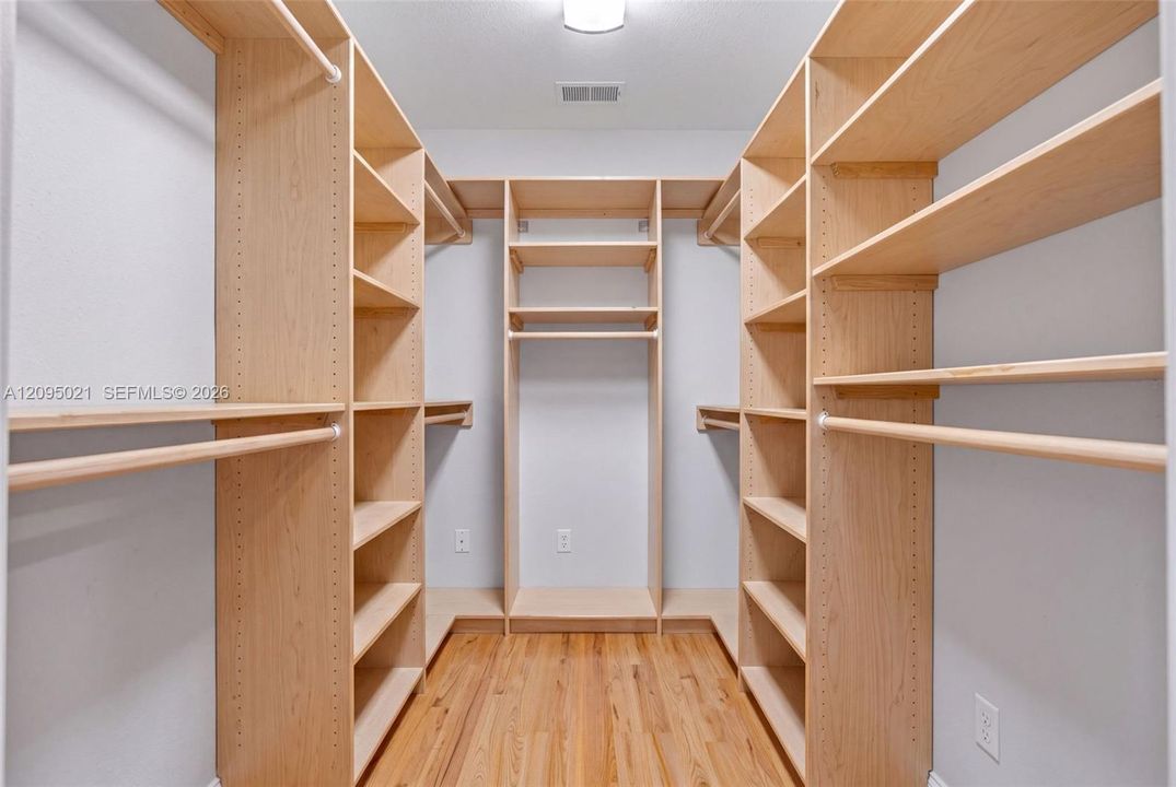 For Sale: $370,000 (2 beds, 2 baths, 1302 Square Feet)