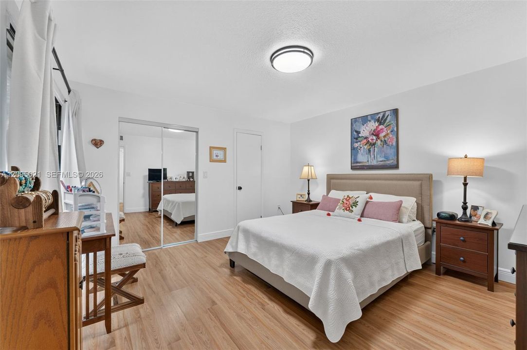 For Sale: $370,000 (2 beds, 2 baths, 1302 Square Feet)