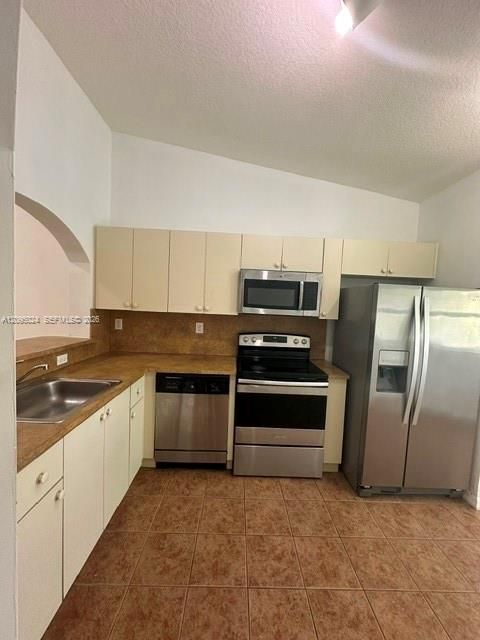 For Rent: $1,700 (2 beds, 2 baths, 815 Square Feet)