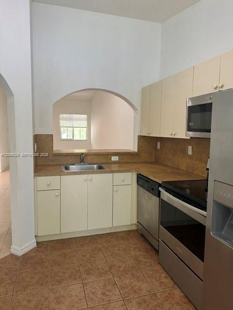 For Rent: $1,700 (2 beds, 2 baths, 815 Square Feet)
