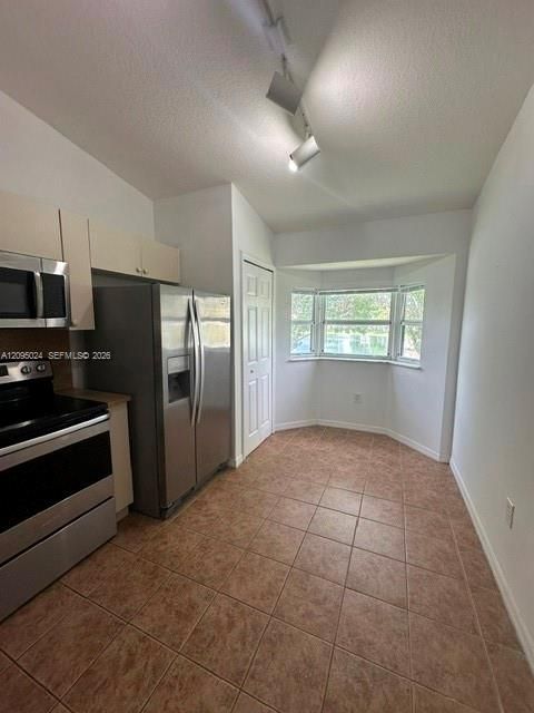 For Rent: $1,700 (2 beds, 2 baths, 815 Square Feet)