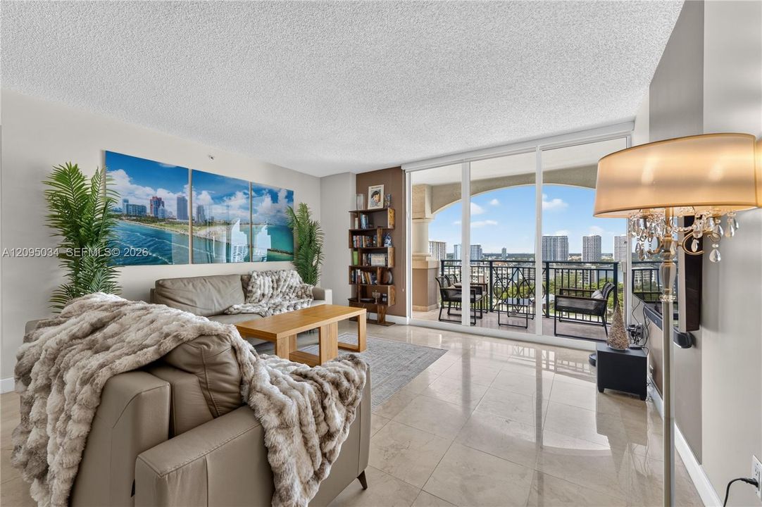 En Venta: $725,000 (2 camas, 2 baños, 1141 Pies cuadrados)