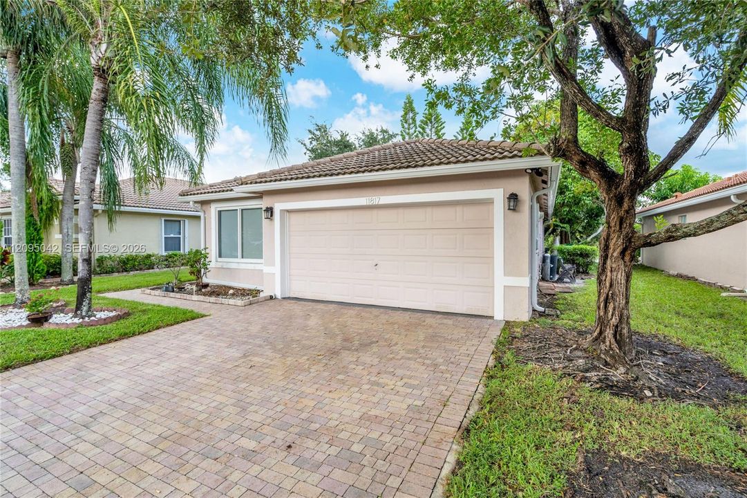 For Sale: $599,999 (3 beds, 2 baths, 1400 Square Feet)