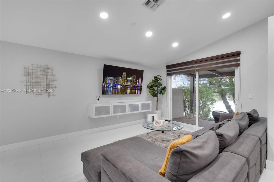 For Sale: $599,999 (3 beds, 2 baths, 1400 Square Feet)