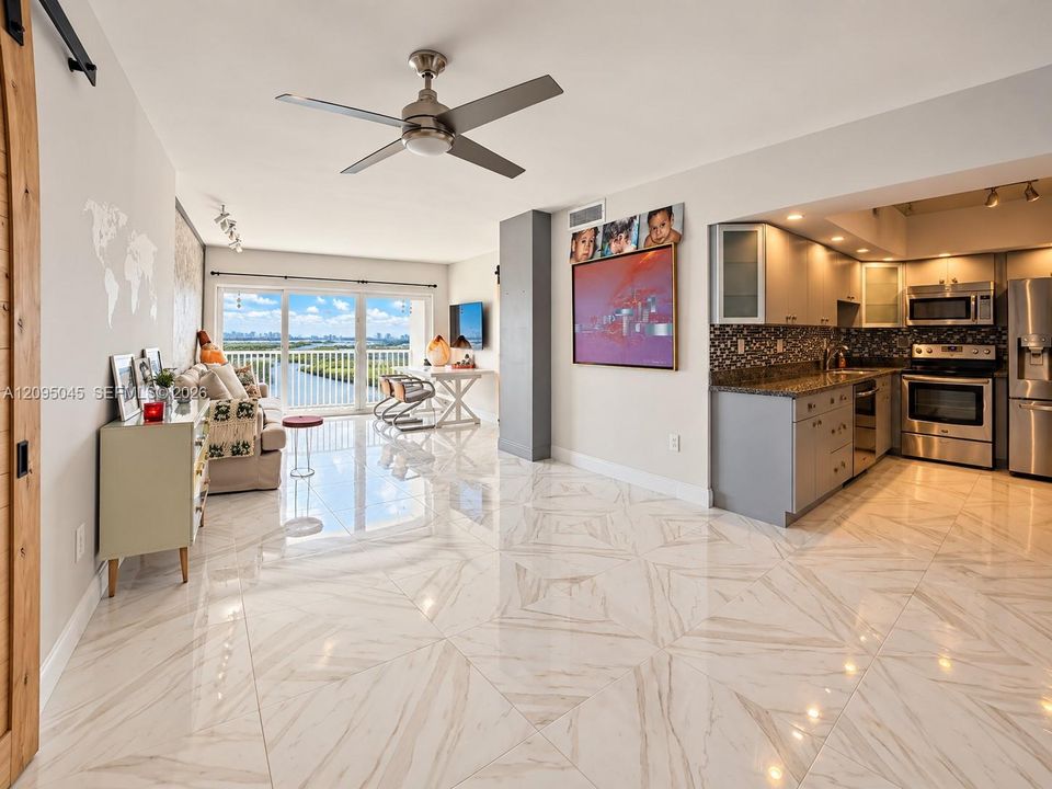 En Venta: $339,000 (1 camas, 2 baños, 762 Pies cuadrados)