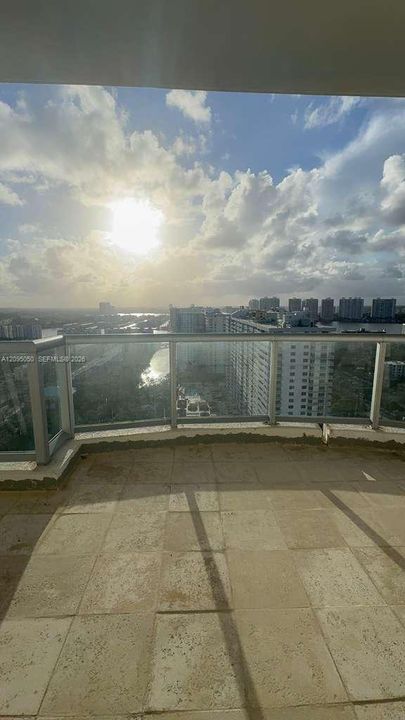 For Sale: $749 (2 beds, 2 baths, 908 Square Feet)