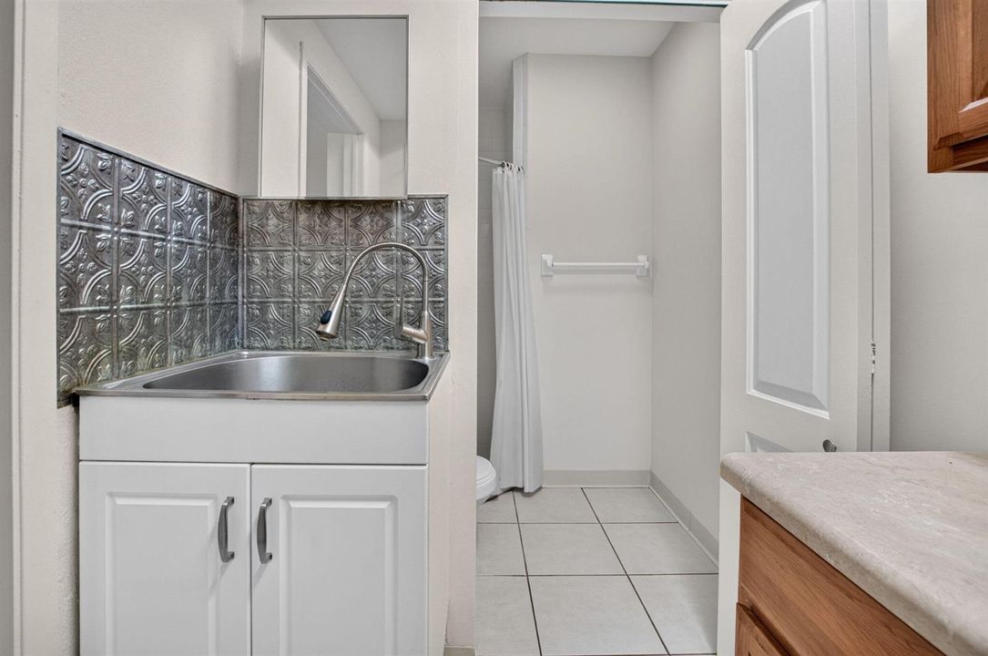 Private Entry Guest Suite/ Efficiency