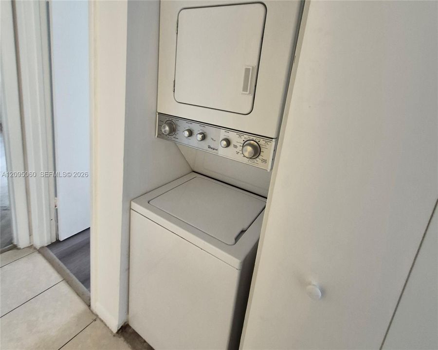 На продажу: $185,000 (2 спален, 2 ванн, 890 Квадратных фут)