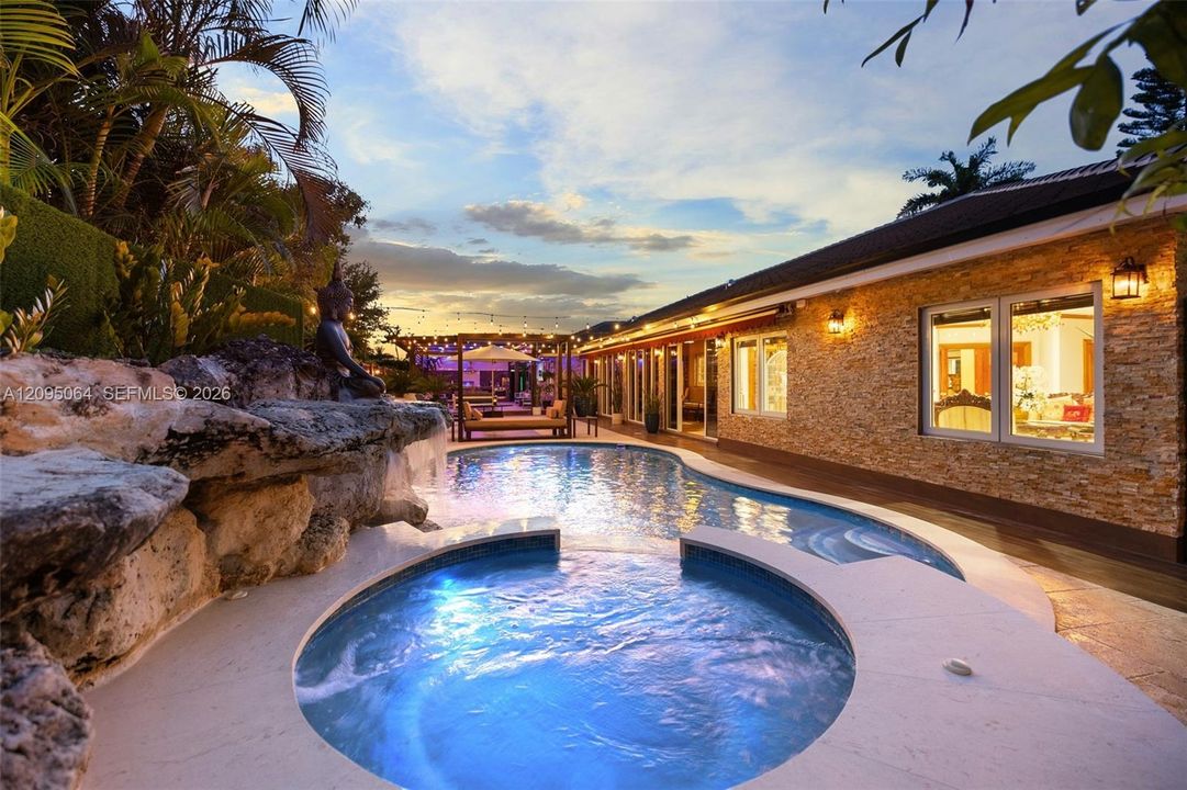En Venta: $2,299,000 (6 camas, 4 baños, 3706 Pies cuadrados)