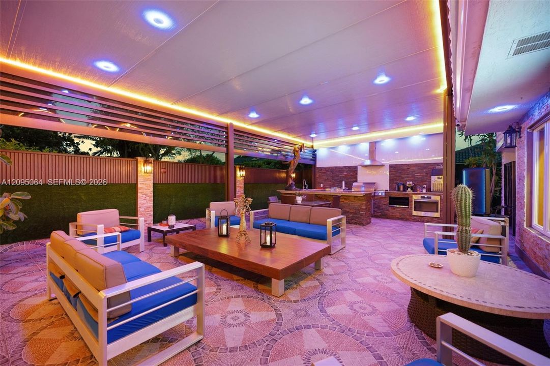 En Venta: $2,299,000 (6 camas, 4 baños, 3706 Pies cuadrados)