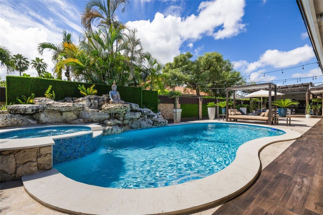En Venta: $2,299,000 (6 camas, 4 baños, 3706 Pies cuadrados)