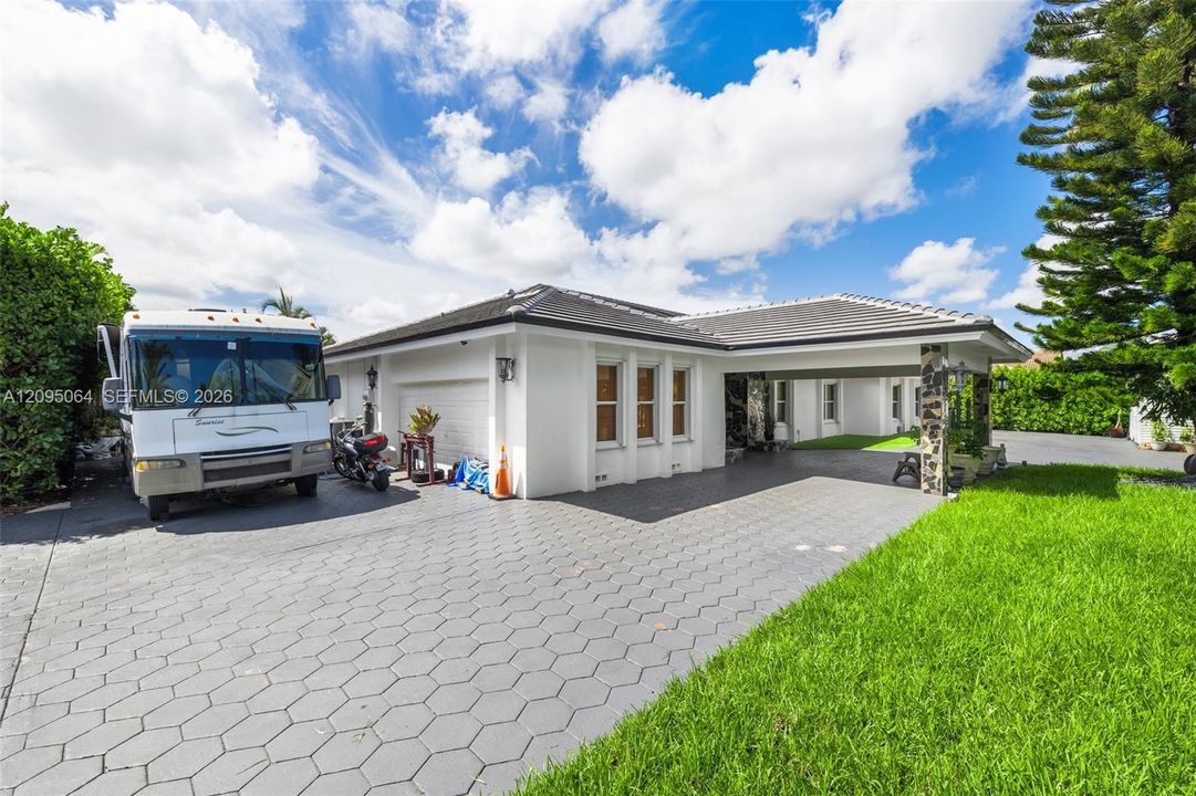 En Venta: $2,299,000 (6 camas, 4 baños, 3706 Pies cuadrados)