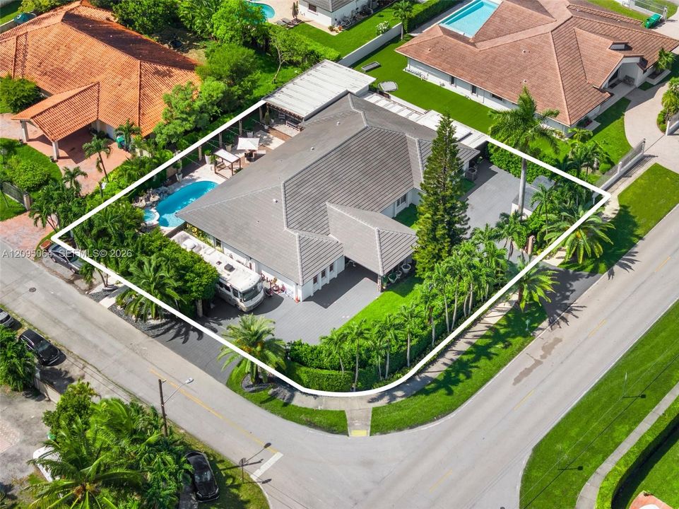En Venta: $2,299,000 (6 camas, 4 baños, 3706 Pies cuadrados)