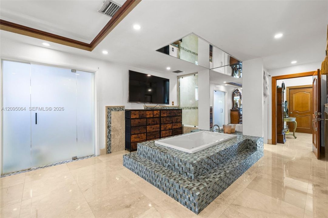 En Venta: $2,299,000 (6 camas, 4 baños, 3706 Pies cuadrados)