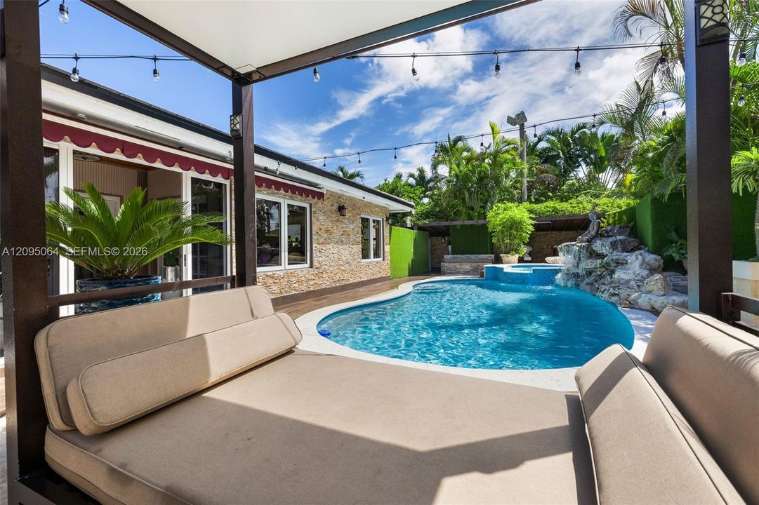 En Venta: $2,299,000 (6 camas, 4 baños, 3706 Pies cuadrados)