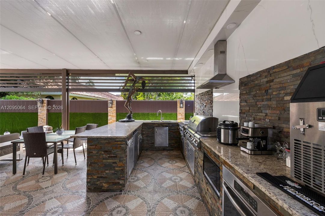 En Venta: $2,299,000 (6 camas, 4 baños, 3706 Pies cuadrados)
