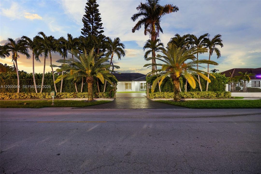 En Venta: $2,299,000 (6 camas, 4 baños, 3706 Pies cuadrados)
