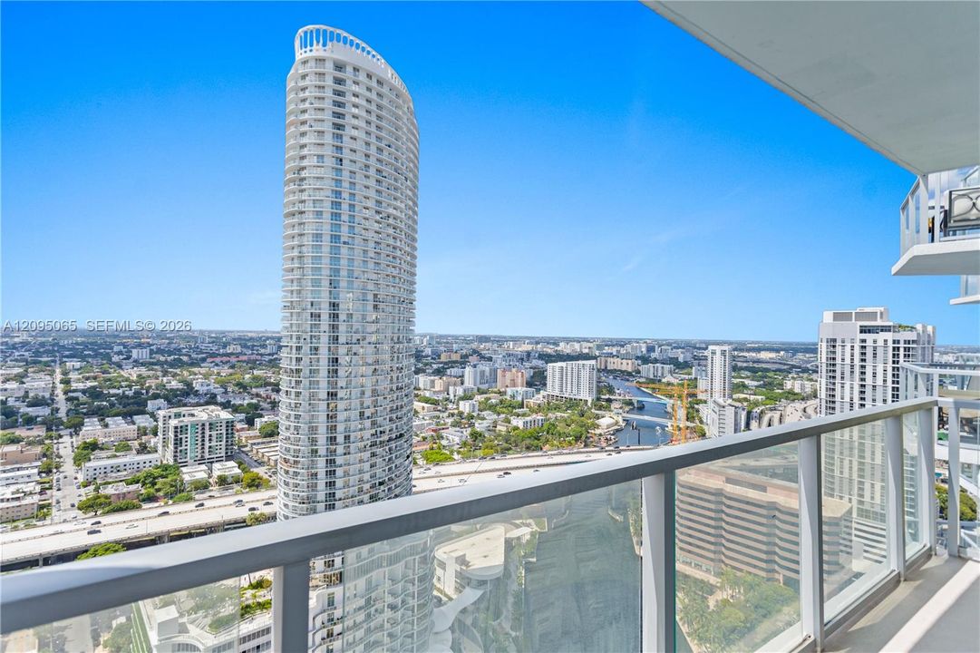 For Rent: $2,400 (0 beds, 1 baths, 580 Square Feet)