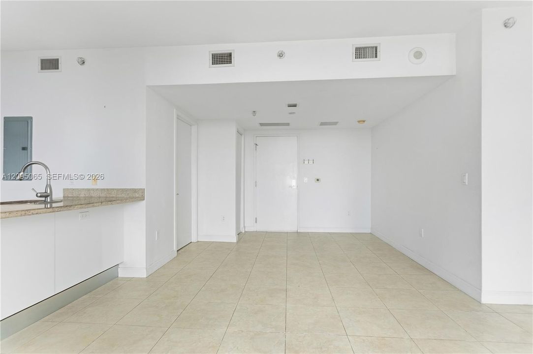 For Rent: $2,400 (0 beds, 1 baths, 580 Square Feet)