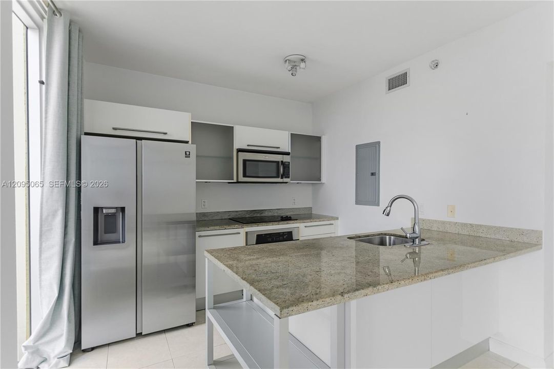 For Rent: $2,400 (0 beds, 1 baths, 580 Square Feet)