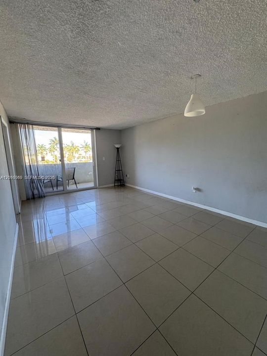 В аренду: $1,900 (2 спален, 2 ванн, 960 Квадратных фут)