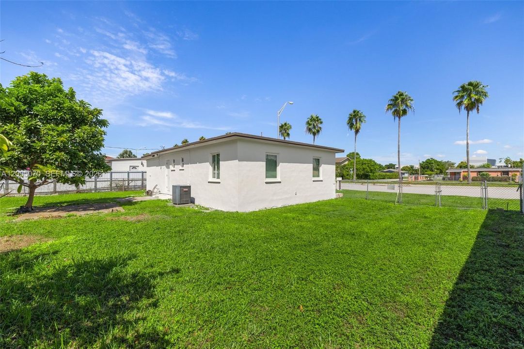 For Sale: $459,000 (2 beds, 1 baths, 720 Square Feet)